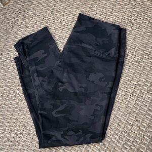 Fit couture collection Black Camouflage cropped leggings, size Medium